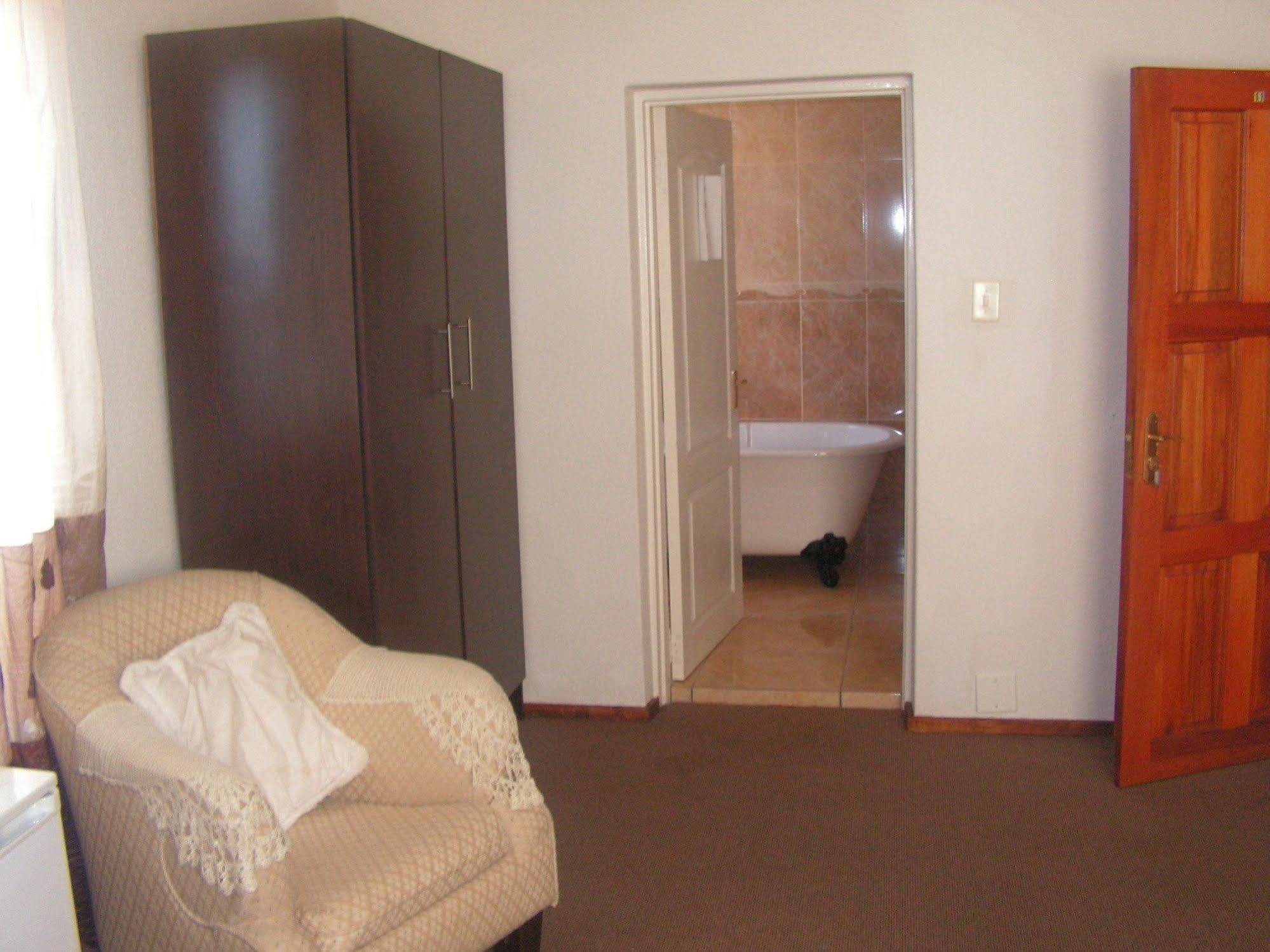Moshitametsi Guesthouse Kempton Park Exterior photo